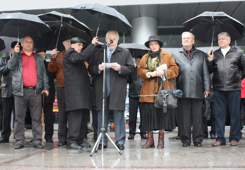 Владикавказ, 14 мая 2011 г. Театральная площадь. Митинг в защиту социальных прав и гарантий пенсионеров вооруженных сил и органов внутренних дел. У микрофона -руководитель общественной организации офицеров Владимир Мамонтенко.
Фото Залины Гиголаевой для "Кавказского узла"