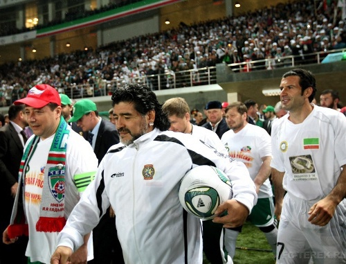 Геннадий Хлопонин, Диего Марадона, Луиш Фигу на церемонии открытия стадиона имени Ахмат-Хаджи Кадырова в Грозном 15 мая 2011 г. Фото: fc-terek.ru