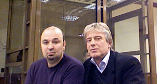 Удалённый из процесса адвокат Евгении Хасис Максим Коротков-Гуляев и адвокат подсудимой вплоть до вынесения приговора Геннадий Небритов. Фото из архива Г. Небритова
