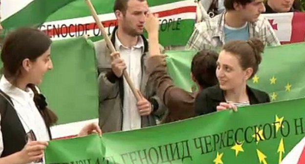 Митинг в поддержку признания геноцида черкесов, проведенный в Тбилиси неправительственной организацией «Независимый Кавказ». 21 мая 2011 г. Кадр из видеозаписи, опубликованной каналом ПИК (www.pik.tv)