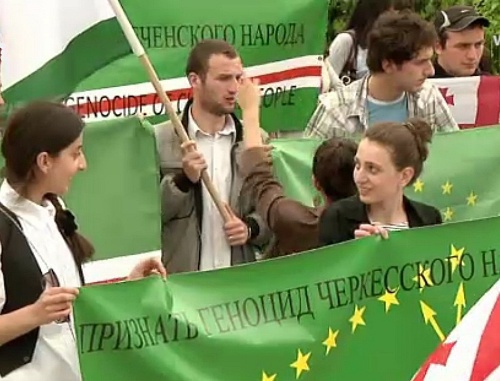 Митинг в поддержку признания геноцида черкесов, проведенный в Тбилиси неправительственной организацией «Независимый Кавказ». 21 мая 2011 г. Кадр из видеозаписи, опубликованной каналом ПИК (www.pik.tv)