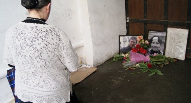 Возложение цветов на месте гибели Станислава Маркелова и Анастасии Бабуровой. Москва, ул. Пречистенка, 20 мая 2011 г. Фото "Кавказского узла"