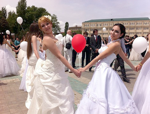 Шоу "Парад невест". Махачкала, 22 мая 2011 г. Фото Расула Кадиева для "Кавказского узла"