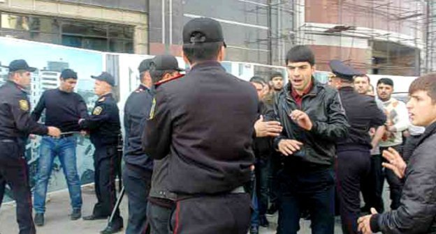 Баку, 6 мая 2011 г. Полиция пытается разогнать верующих, вышедших с акцией протеста против запрета на ношение хиджаба в школах к зданию министерст​ва образовани​я Азербайджа​на. Фото  агентства TURAN