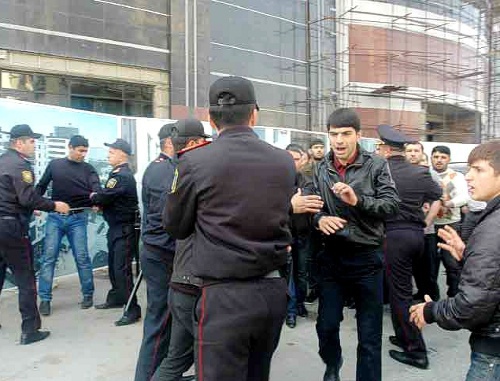 Баку, 6 мая 2011 г. Полиция пытается разогнать верующих, вышедших с акцией протеста против запрета на ношение хиджаба в школах к зданию министерст​ва образовани​я Азербайджа​на. Фото  агентства TURAN