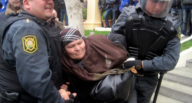 Полиция препятствует проведению акции протеста оппозиции в Баку, 2 апреля 2011 г. Фото: Azadliq.org