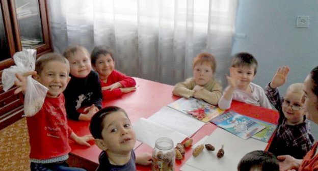 Воспитанники Республиканского социально – реабилитационного центра «Надежда» для несовершеннолетних. КЧР, г. Черкесск, 2010 г. Фото: сайт РЦ "Надежда" (http://deti.r09.nalog.ru)