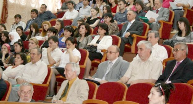 Участники круглого стола по обсуждению  «Стратегии социально-экономического развития Республики Дагестан до 2025 года»  в ДГУ. Дагестан, Махачкала, 19 мая 2011 г. Фото "Кавказского узла"