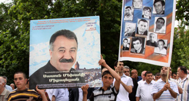 Акция АНК в защиту политзаключенных Армении на площади Свободы в Ереване. 18 июня 2010 г. Фото Гагика Шамшяна, ARMENIA Today.