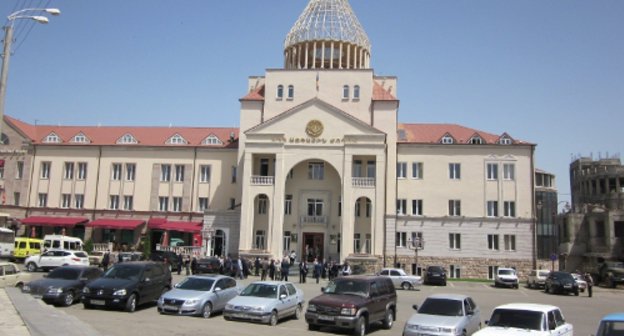 Здание НС НКР, где прошло открытие Международной конференция «Правовые, политические и исторические основы образования Нагорно-Карабахской Республики»﻿.  Нагорный Карабах, г.Степанакерт, 20.05.2011 г. Фото "Кавказского узла"