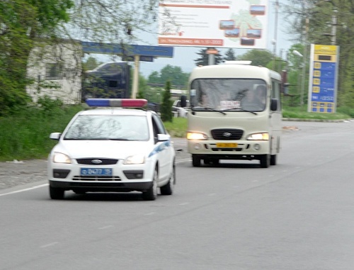 Северная Осетия, июнь 2010 г.  Патрульные экипажи на сопровождении автобуса  на сложном участке автодороги Владикавказ -Алагир. Фото "Кавказского узла"