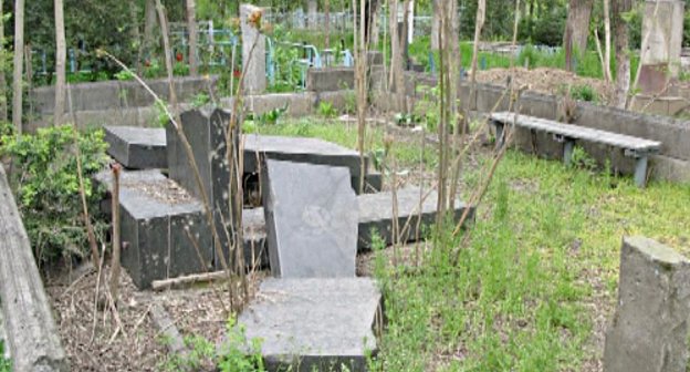 Разрушенные надгробия на кладбище в Грозном. 2011 г. Фото "Кавказского узла"