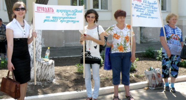 Пикет перед зданием прокуратуры города Гуково. 24 мая 2011 г. Фото "Кавказского узла"