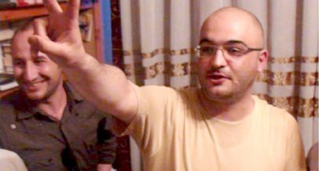 Эйнулла Фатуллаев сразу после освобождения. 26 мая 2011 г. Фото: Информационное агентство "Туран"