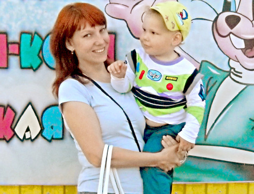 Лариса Николаева с сыном Захаром. Волгоград, май 2011 г. Фото "Кавказского узла"