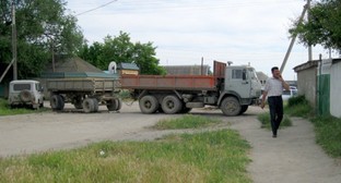 Проезд к стадиону в поселке Терекли-Мектеб перекрыт КАМазом. Дагестан, Ногайский район. 29 мая 2011 г. Фото "Кавказского узла"