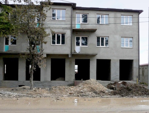 Строительство двухэтажного корпуса в Цхинвале на проспекте Алана Джиоева. Насыпанные горками цемент, песок, отсев, щебень и другие строительные материалы с ветром разносятся в воздухе. Цхинвал, весна 2011 г. Фото "Кавказского узла"