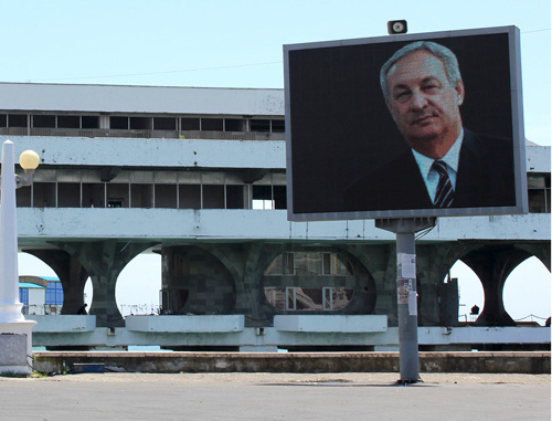 На набережной Сухума в день смерти президента страны Сергея Багапша 29 мая 2011 г. Фото "Кавказского узла"