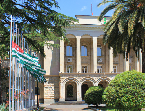 В Абхазии приспущены государственные флаги. Сухум, 29 мая 2011 г. Фото "Кавказского узла"