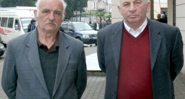 Исмаил Абашидзе, отец подсудимого Тариэла Абашидзе, и адвокат Гоча Сагришвили у здания городского суда в Батуми. 13 мая 2011 г. Фото "Кавказского узла"