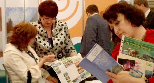 Всероссийский форум "Здравница 2011". Посетители у стенда бальнеологического курорта "Мацеста". Сочи, 24 мая 2011 г. Фото "Кавказского узла"