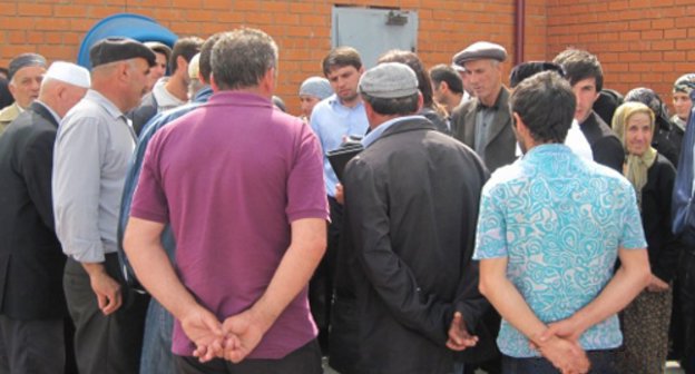 Пикет, организованный родственниками похищенного Шамиля  Омарова у дверей Республиканской прокуратуры. Махачкала, 30 мая 2011 г. Фото "Кавказского узла"