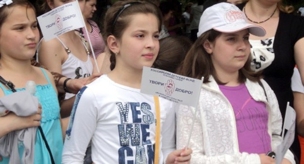 "Твори добро" - под этим лозунгом прошел телемарафон в день защиты детей. Юные участники телемарафона. Кабардино-Балкария, г. Нальчик, 1 июня 2011 г. Фото "Кавказского узла"