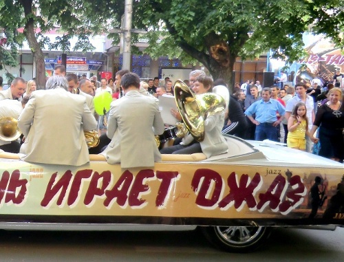 Джазовый фестиваль "Кубань играет джаз". Небольшой оркестр, катающийся в открытом лимузине по главной улице города, играл известные джазовые композиции для прохожих. Краснодар, 28 мая 2011 г. Фото "Кавказского узла"