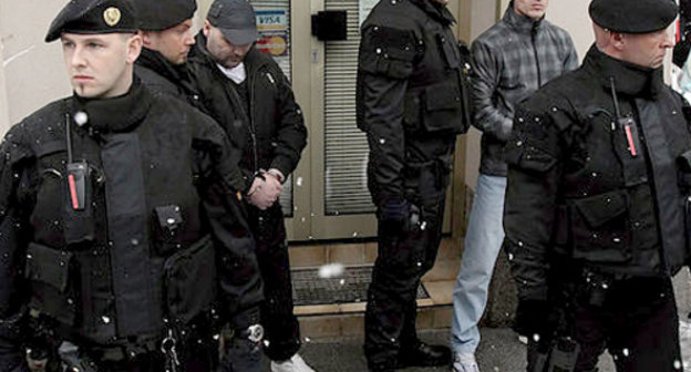 Слушания по делу об убийстве Умара Исраилова. Осмотр места преступления (Леопольдауер Штрассе в Вене-Флордсдорф) вместе с присяжными и подсудимыми (в наручниках на заднем плане ). 25 января 2011 г. Фото: kurier.at