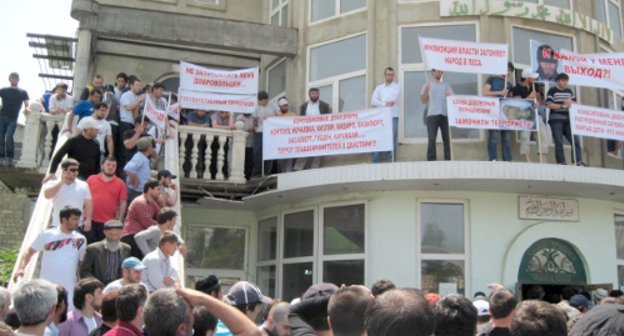 Участники  митинга протеста против закрытия мечети в селе Советском в Дагестане продолжают акцию на улице Котрова. Махачкала, 1 июня 2011 г. Фото "Кавказского узла"