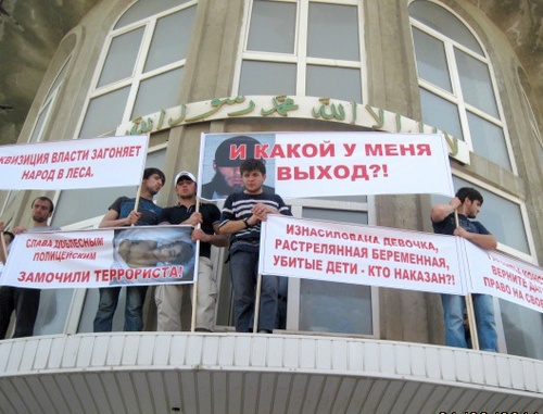 Участники митинга протеста против произвола силовиков. Дагестан, Махачкала, 1 июня 2011 г. Фото "Кавказского узла"