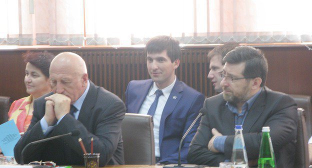 На выездном заседании Совета при президенте РФ по развитию гражданского общества и правам человека. Справа - руководитель движения "Дагестан - территория мира и развития" Аббас Кебедов. Махачкала, 1 июня 2011 г. Фото: zakir05.livejournal.com