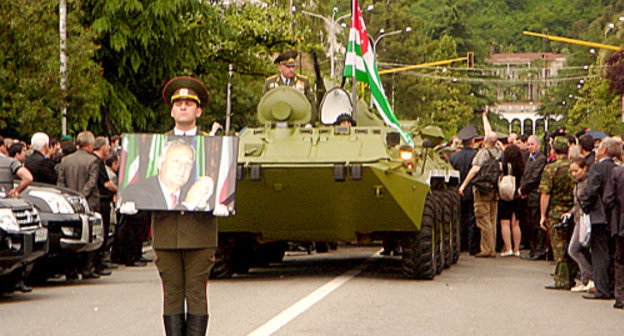 Траурная процессия в день похорон Сергея Багапша. Сухум, 2 июня 2011 г. Фото "Кавказского узла"