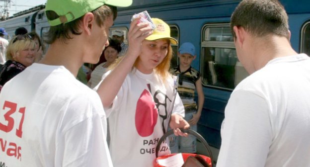 Акция в день отказа от курения на пригородном железнодорожном вокзале Ростова-на-Дону. 31 мая 2011 г. Фото службы корпоративных коммуникаций Северо-Кавказской железной дороги.