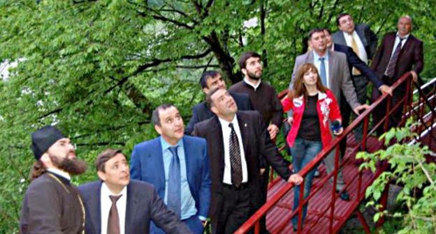 Участники расширенного совещания по вопросам строительства всесезонного горного курорта мирового класса "Архыз" посещают Карачаево-Черкесский историко-культурный и природный музей-заповедник. 2 июня 2011 г. Фото: Управление пресс-службы Главы и Правительства Карачаево-Черкесской Республики (www.kchr.info)