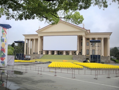 Кинотеатр под открытым небом на Театральной площади Сочи. 3 июня 2011 г. Фото "Кавказского узла"