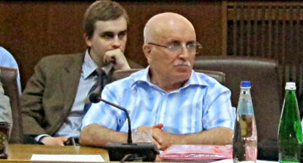 Правозащитник Исалмагомед Набиев на выездном заседании Совета при Президенте РФ по развитию гражданского общества и правам человека. Махачкала, 1-2 июня 2011 г. Фото "Кавказского узла"