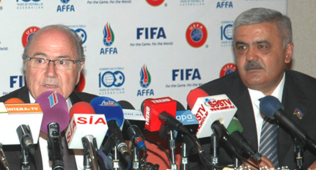  Президент FIFA Йозеф Блаттер  и президент  AFFA  Ровнаг Абдуллаев  на пресс-конференции президентов FİFA и UEFA в Баку, 6 июня 2011 г. Фото: Информационное агентство TURAN