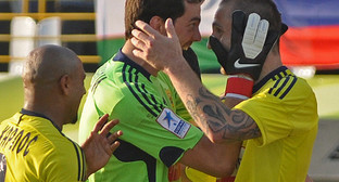 Футболисты "Анжи" поздравляют друг друга с победой над "Спартаком" из Нальчика. Махачкала, стадион "Динамо", 10 июня 2011 г. Фото: сайт ФК "Анжи" www.fc-anji.ru