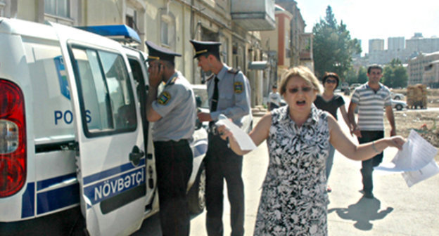 Руководитель Института мира и демократии Лейла Юнус у офиса НПО в центре Баку, на улице Шамси Бадалбейли, 68, куда прибыли сотрудники полиции. 13 юня 2011 г. Фото: Информационное агентство "ТУРАН"