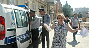 Руководитель Института мира и демократии Лейла Юнус у офиса НПО в центре Баку, на улице Шамси Бадалбейли, 68, куда прибыли сотрудники полиции. 13 юня 2011 г. Фото: Информационное агентство "ТУРАН"