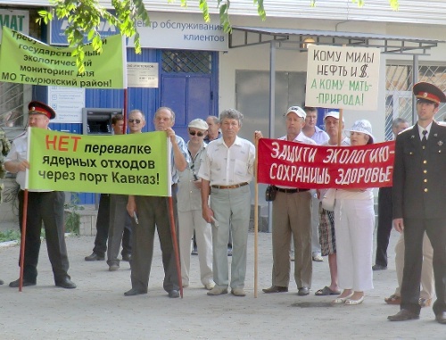 Участники экологического митинга в Темрюке. Краснодарский край, 12 июня 2011 г. Фото "Кавказского узла"