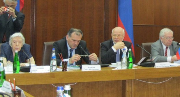 Участники третьего выездного заседания Совета при президенте РФ по развитию гражданского общества и правам человека. Махачкала, 2 июня 2011 г. Фото "Кавказского узла"