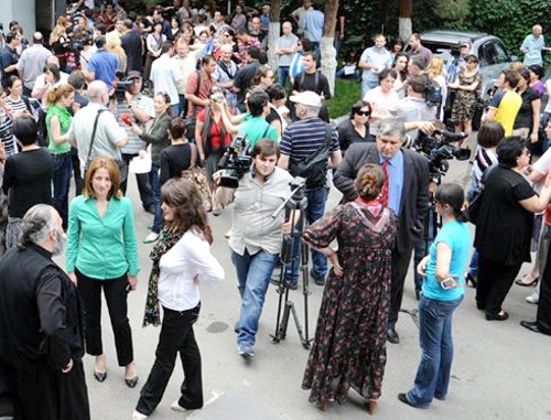 Акция в поддержку холдинга «Медиа Палитра»: десятки журналистов, политиков и представителей НПО сочли своим долгом собраться во дворе издательского дома. Тбилиси, 8 июня 2011 г. Фото: Nodar Tskhvirashvili, RFE/RL (http://www.ekhokavkaza.com)