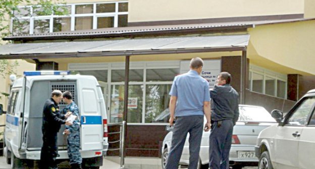 У корпусов горбольницы №2 в Сочи 27 мая 2011 г. Охранник больницы держит в руках подозрительный предмет. Фото "Кавказского узла"