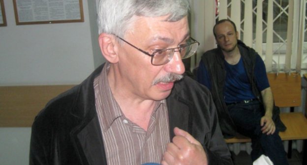 Олег Орлов в Хамовническом суде Москвы после вынесения оправдательного приговора. 14 июня 2011 г. Фото "Кавказского узла"