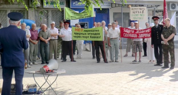 Экологический митинг в защиту конституционных прав жителей Темрюкского района на благоприятную окружающую среду, организованный Ассоциацией «Возрождение Тамани». Город Темрюк Краснодарского края, 12 июня 2011 года. Фото "Кавказского узла".