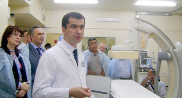 Открытие республиканского сосудистого центра в Карачаево-Черкесской клинической больнице. Руководитель регионального сосудистого центра Марат Темрезов рассказывает о возможностях современного оборудования. КЧР, г. Черкесск, 14 июня 2011 г. Фото "Кавказского узла"
