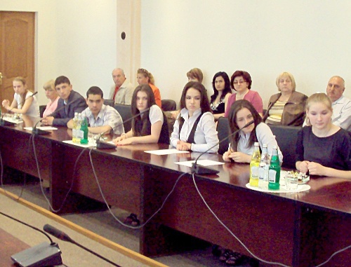 Встреча выпускников детских домов с депутатами парламента Северной Осетии в Доме искусств  во Владикавказе 14 июня 2011 г. Фото "Кавказского узла"