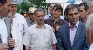 Глава Ингушетии Юнус-Бек Евкуров во время инспекционной проверки г. Магас критикует работу руководителя  ЖКХ (справа). 7 июня 2011 г. Фото:  сайт "Голос Ингушетии" (www.golosingushetii.ru)